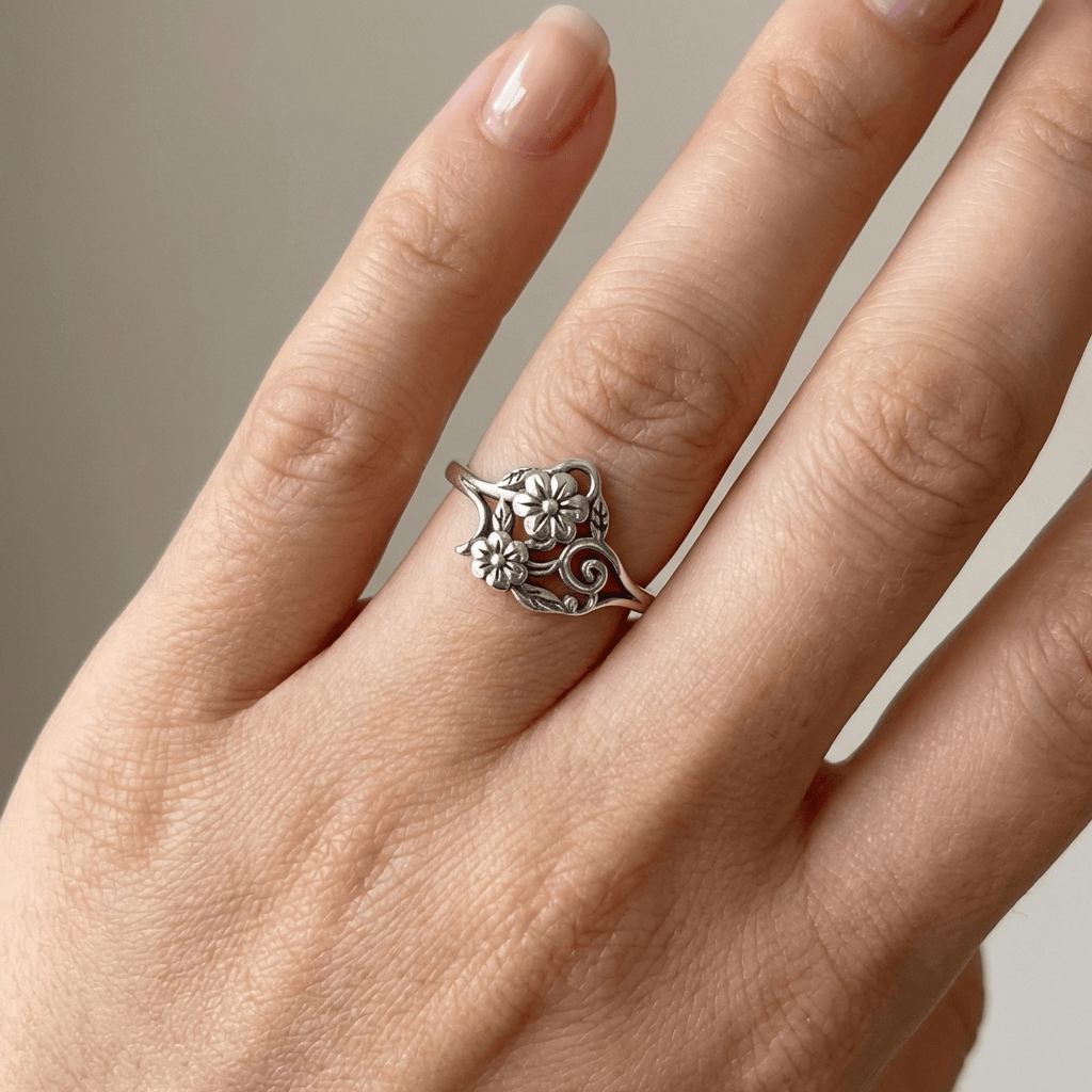 Ornamenterad silverring med blomma