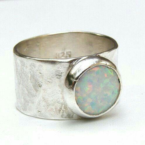 Silverring i vintagestil med vit opal