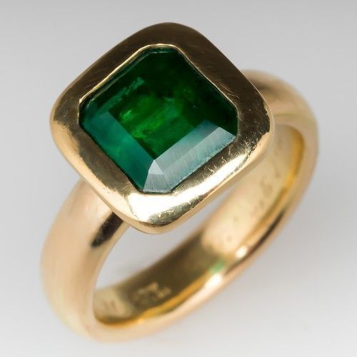 Guldring i vintagestil med grön kubisk zirkonia