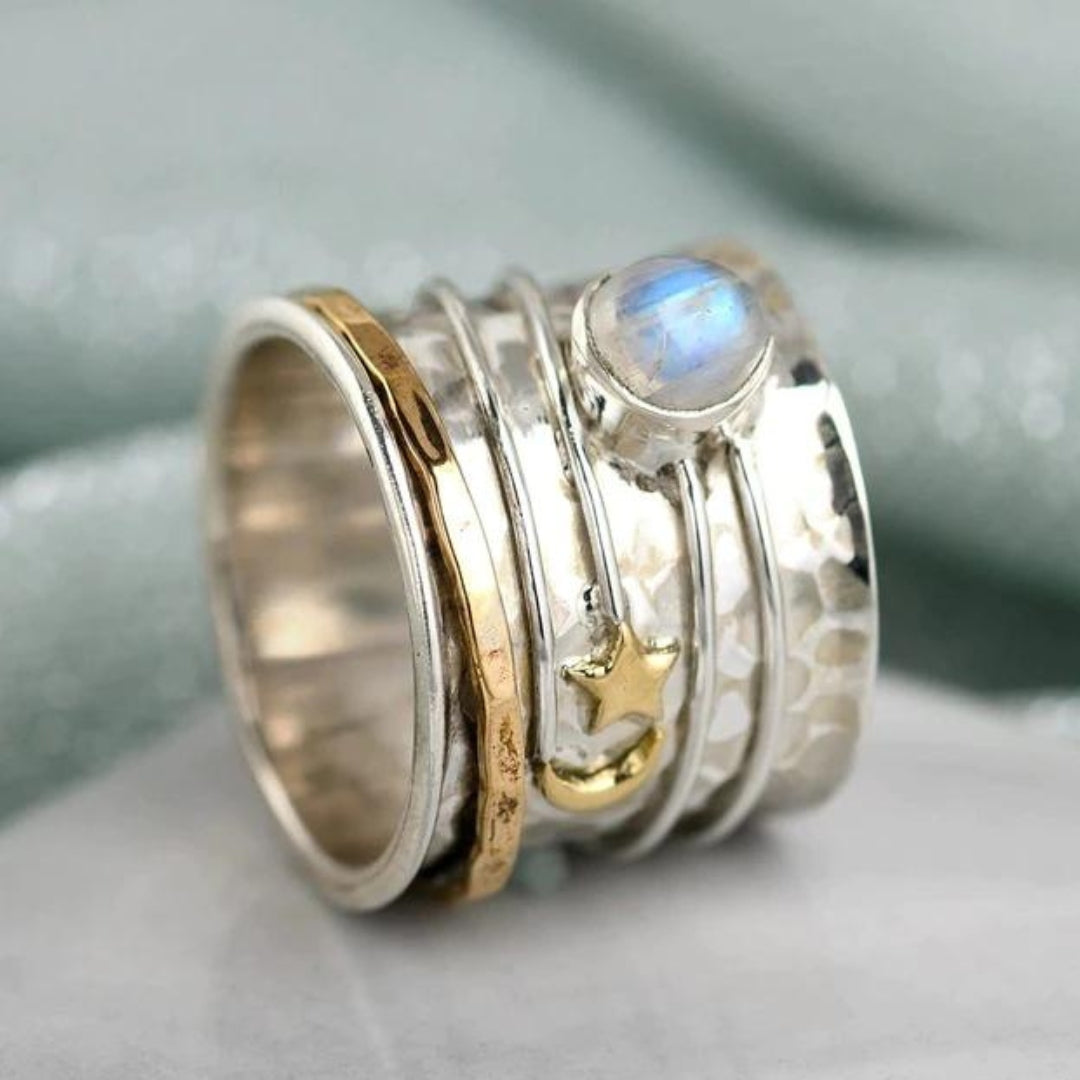 Snurrande ring med stjärna, måne och månsten