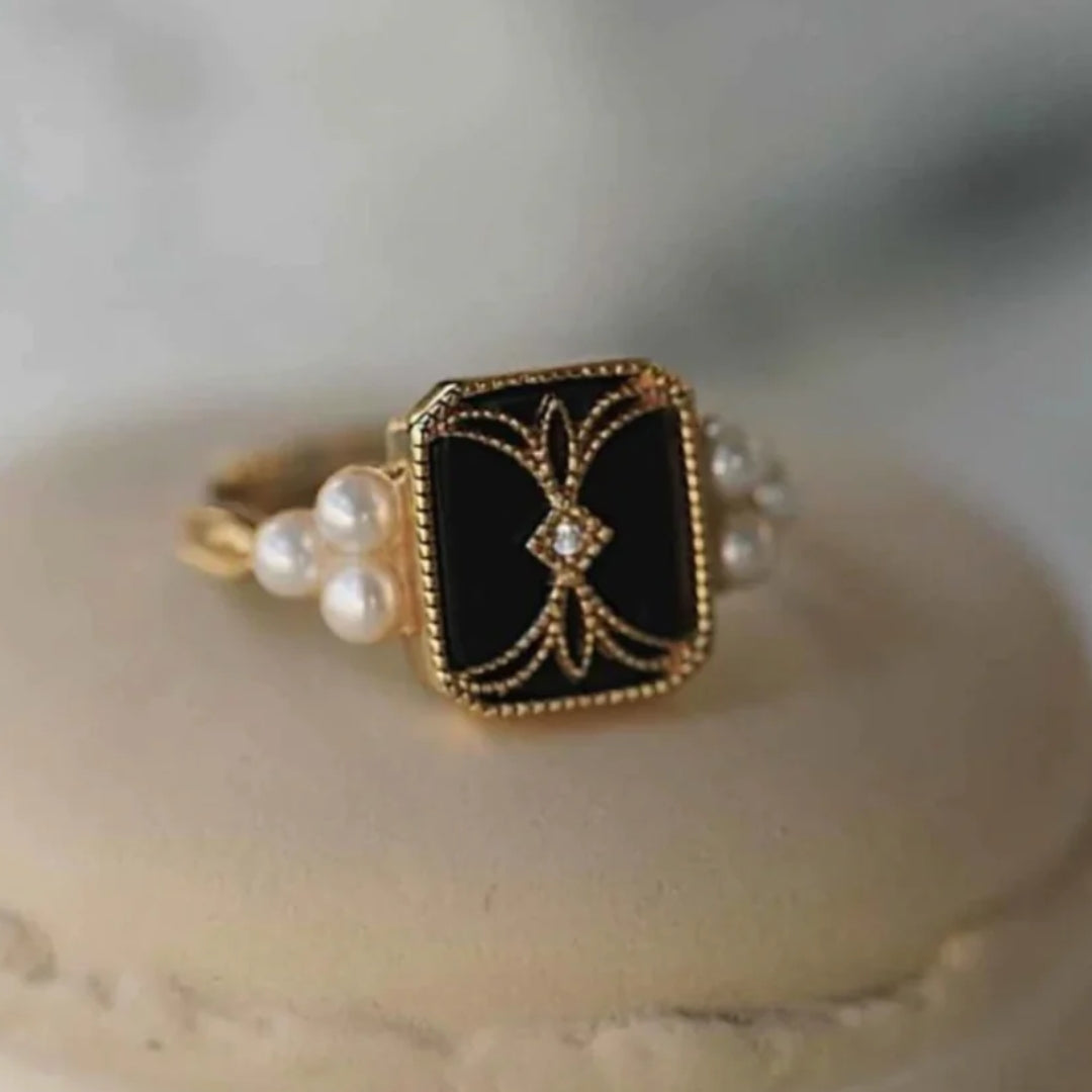 Guldring i vintagestil med svart pärla