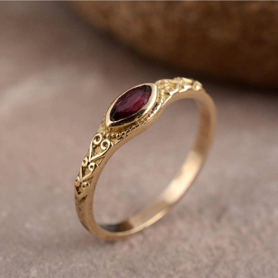 Guldring i vintagestil med infattad röd sten