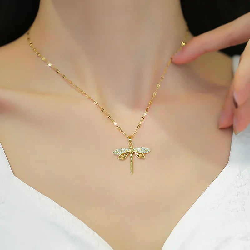 Kristall Trollslända Halsband – Symbol för Transformation & Skönhet