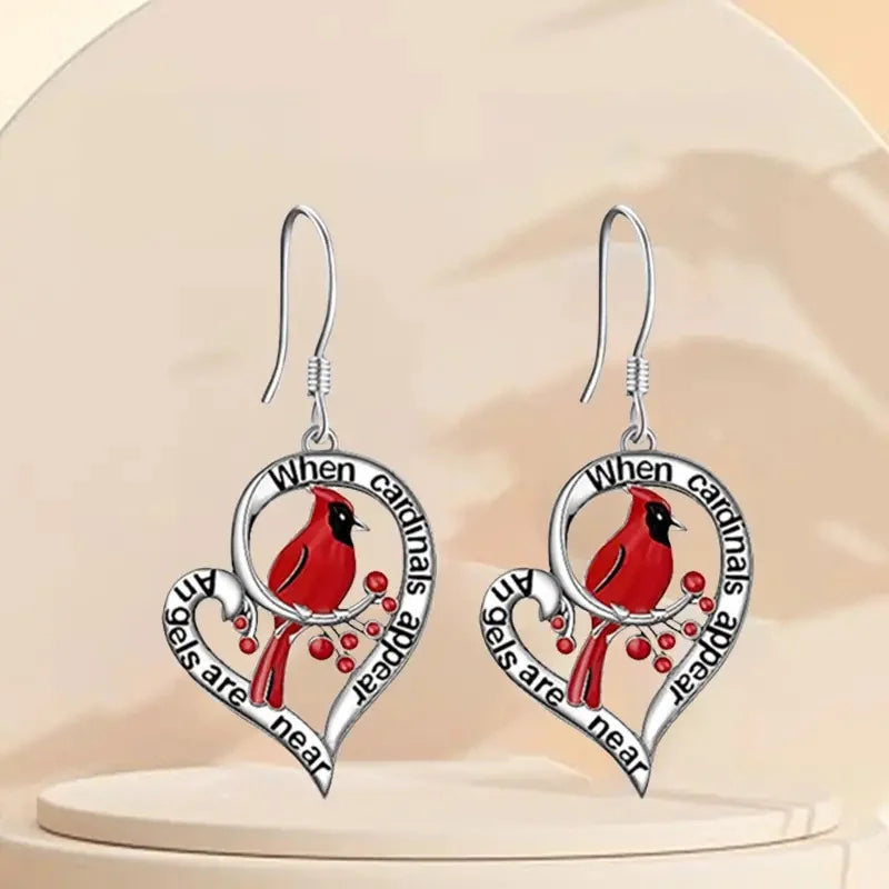 Cardinal Memorial Earrings – “När kardinaler dyker upp, är änglar nära” Hjärtdroppe-design