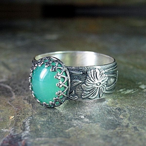 Ring med graverad blomma och smaragd