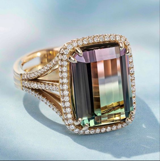 Guldring i vintagestil med grön och röd zirkonia