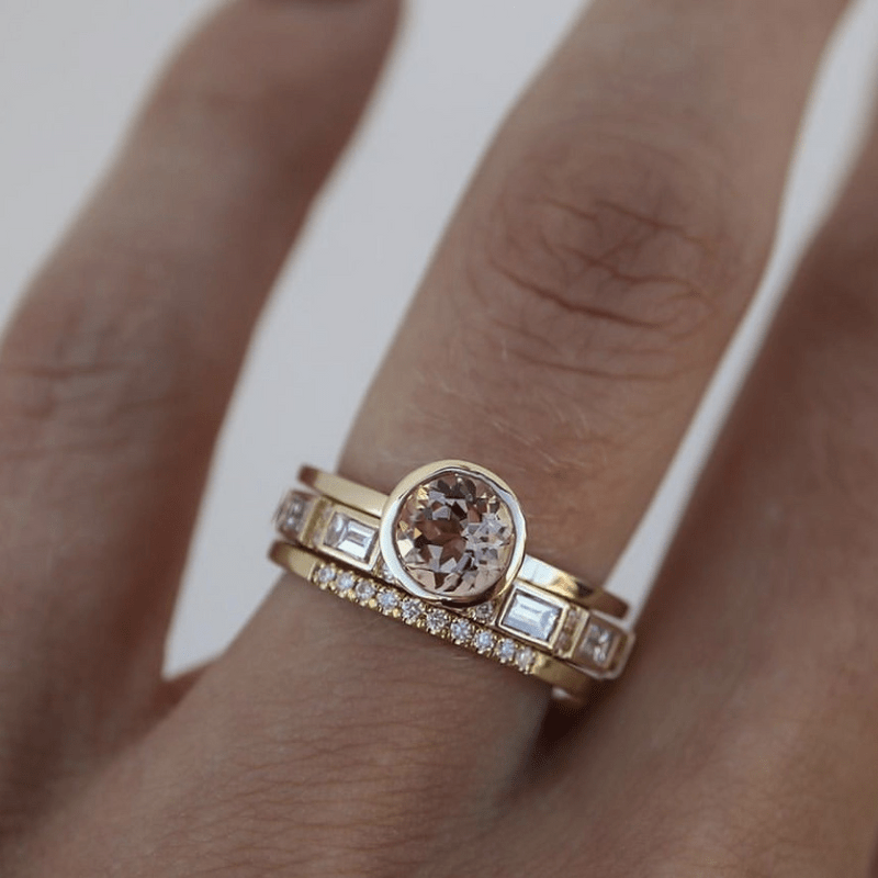 Guldring i vintagestil med infattad kristall