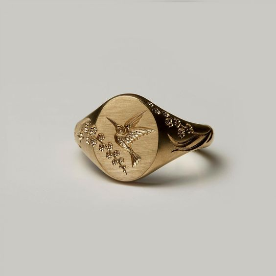Vintage sigillring i guld med kolibri