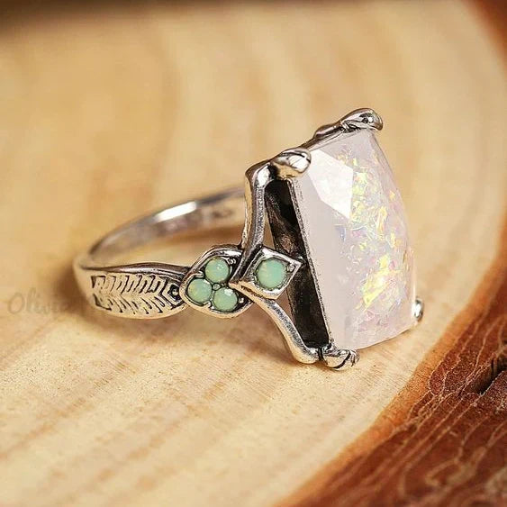Silverring i vintagestil med vit opal