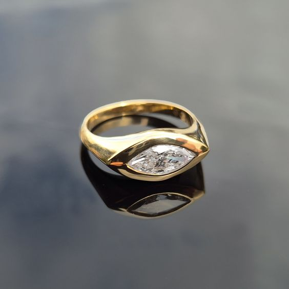 Guldring i vintagestil med öga i zirkonia