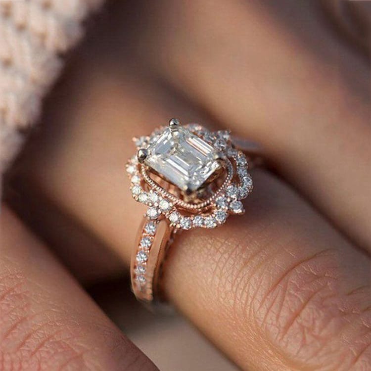 Ring med rektangulär halo och diamant