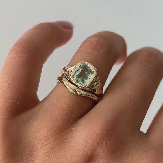 Smitt vintageringset i guld med grönt glas