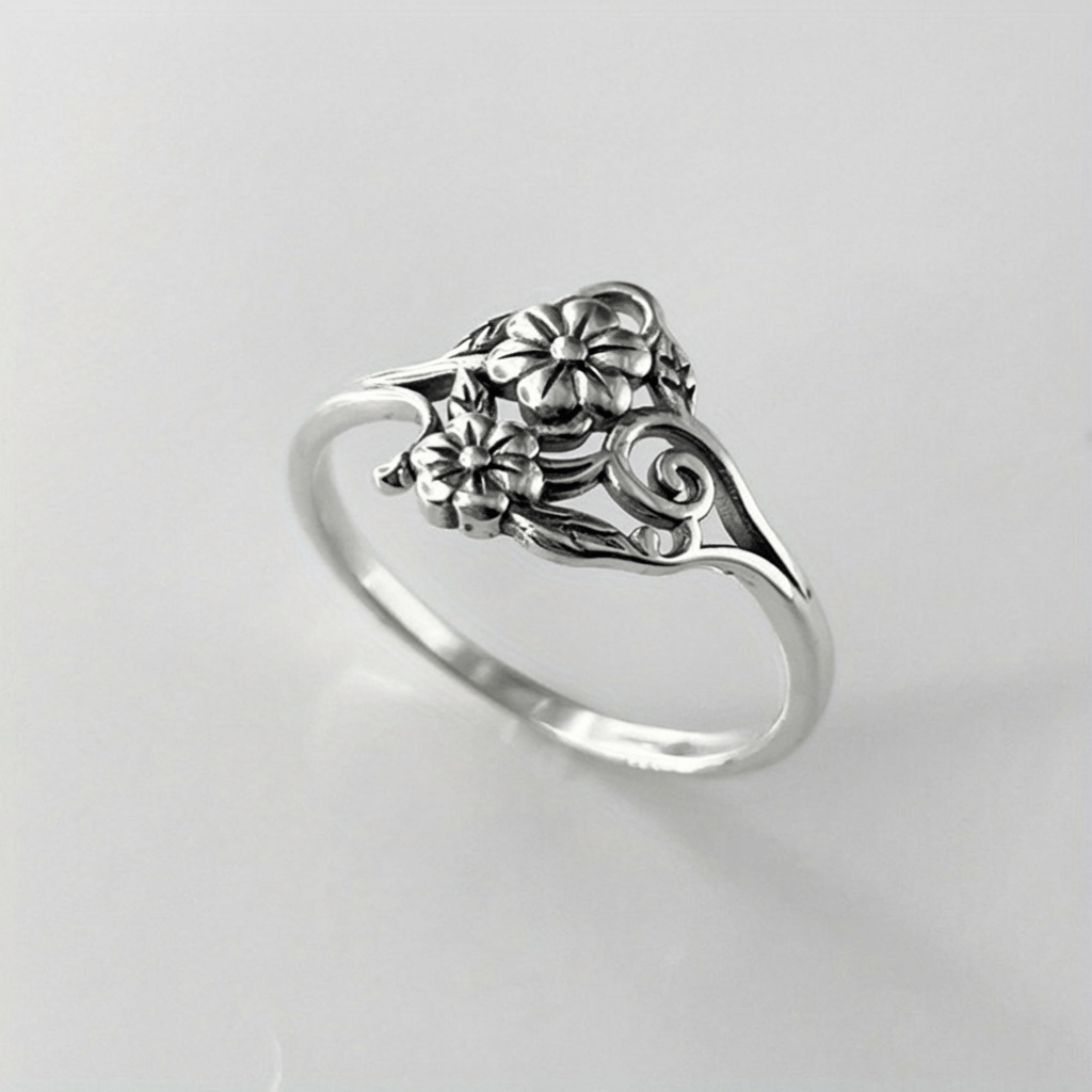 Ornamenterad silverring med blomma