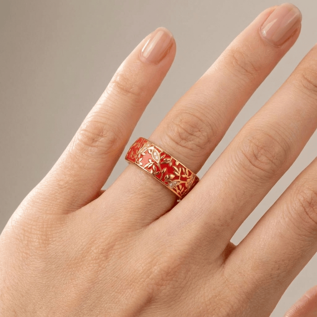 Guldring i vintagestil med lövmönstrad skena