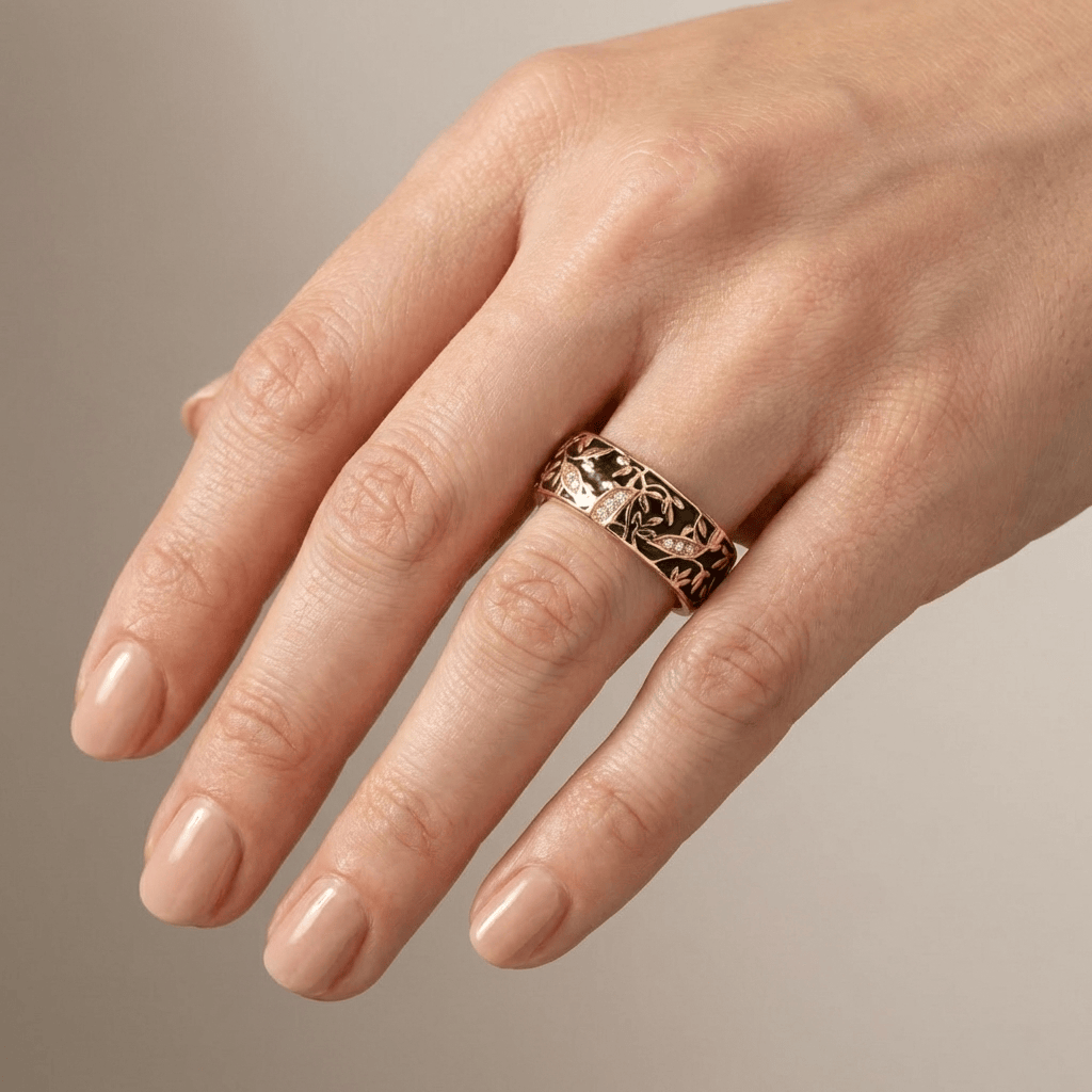 Guldring i vintagestil med lövmönstrad skena