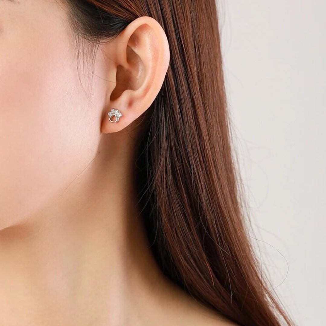 Paw Stud Earrings in Sterling Silver – Med Funklande Zirkonia