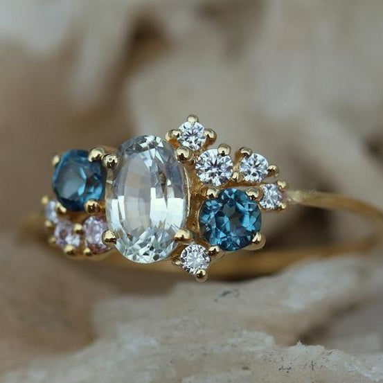 Guldring i vintagestil med blått glas och zirkonia