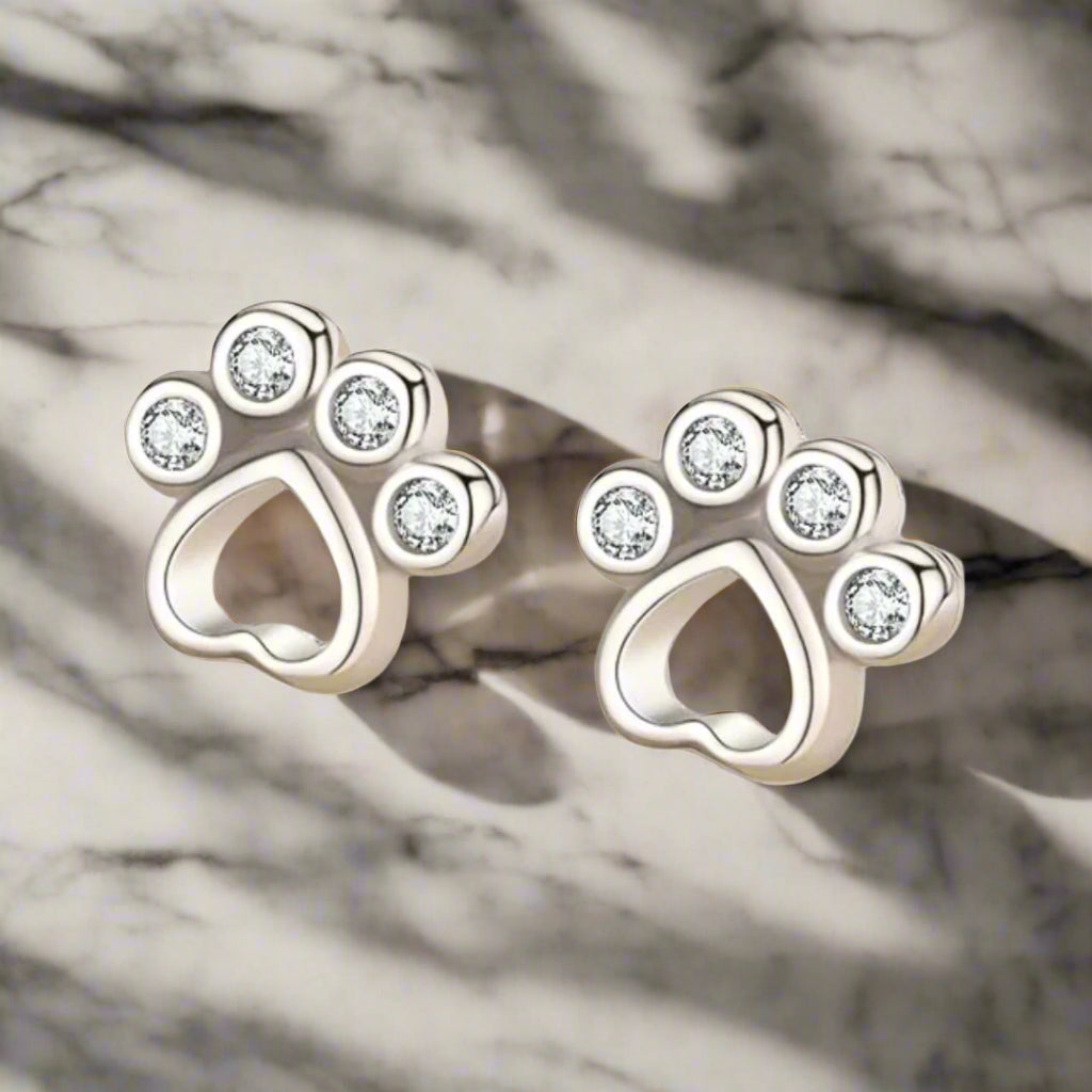 Paw Stud Earrings in Sterling Silver – Med Funklande Zirkonia