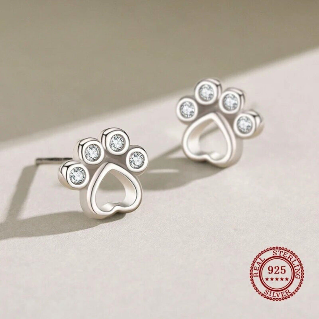 Paw Stud Earrings in Sterling Silver – Med Funklande Zirkonia