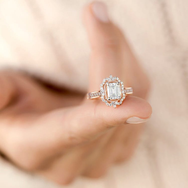 Ring med rektangulär halo och diamant