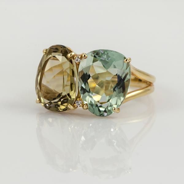 Guldring i vintagestil med olivgrönt glas