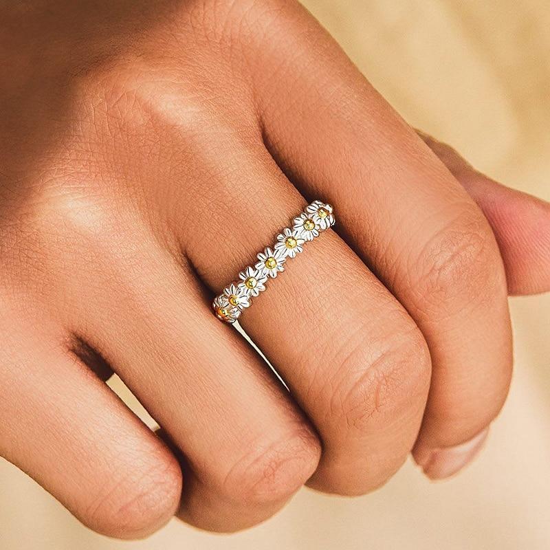 Justerbar silverring med handmålad prästkrage i emalj