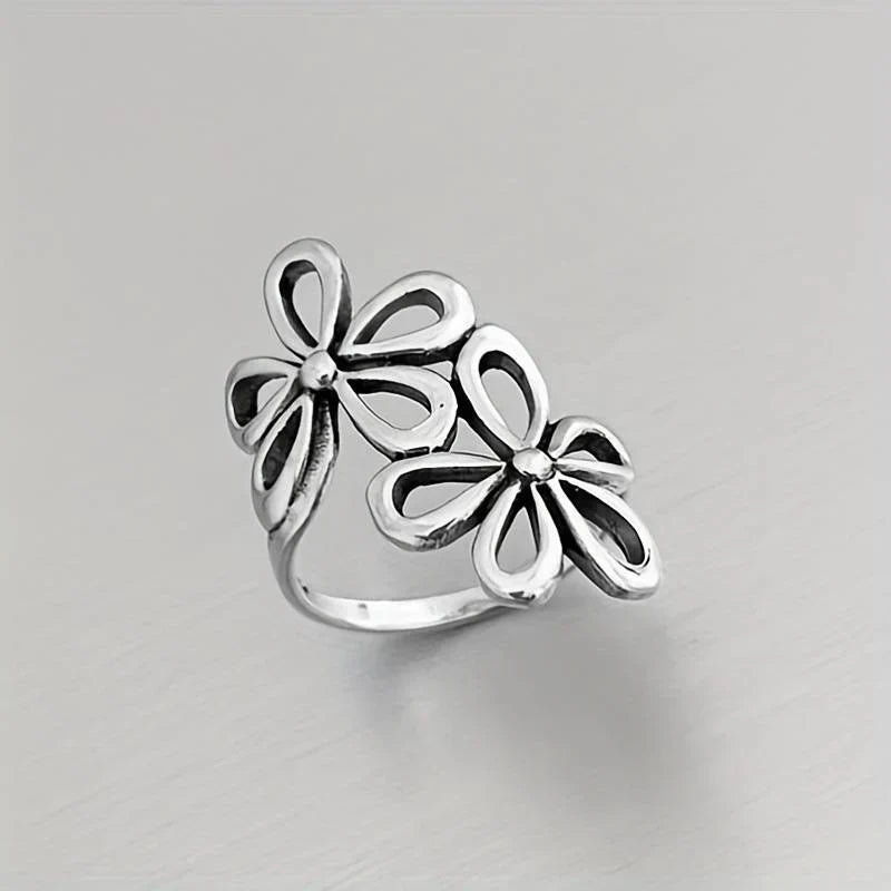 Genombruten silverring i vintagestil med blomma