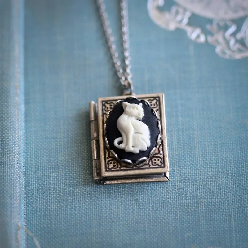 Vintage Kattbok Hänge Halsband – Rotande Sidesdesign