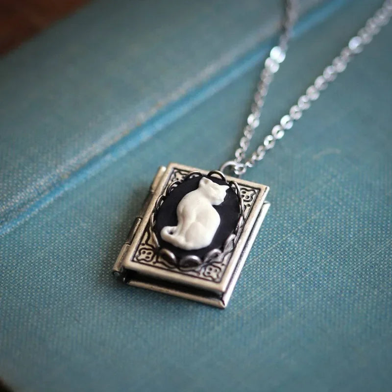 Vintage Kattbok Hänge Halsband – Rotande Sidesdesign
