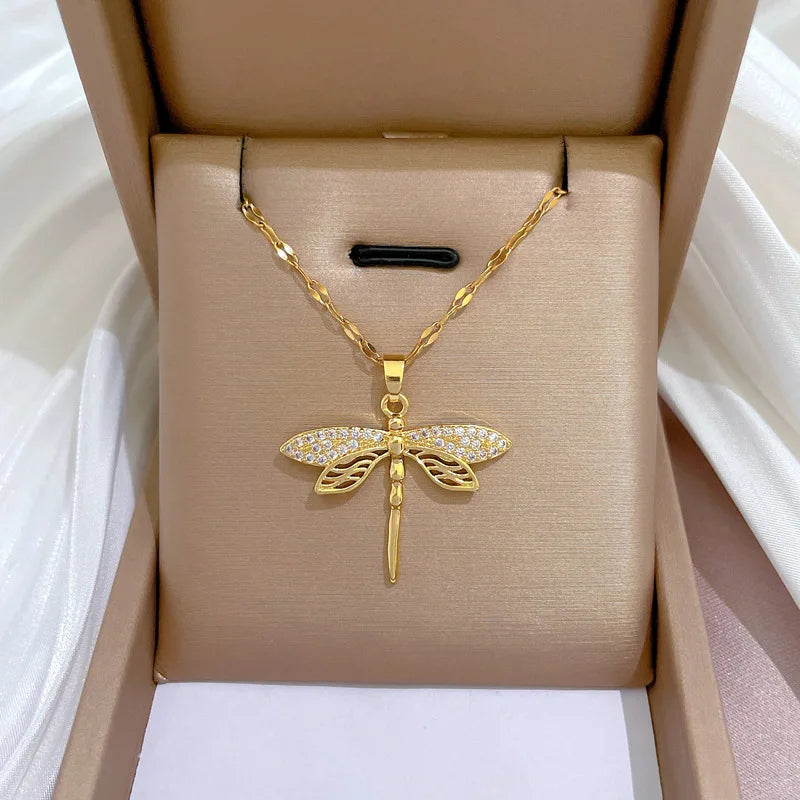 Kristall Trollslända Halsband – Symbol för Transformation & Skönhet