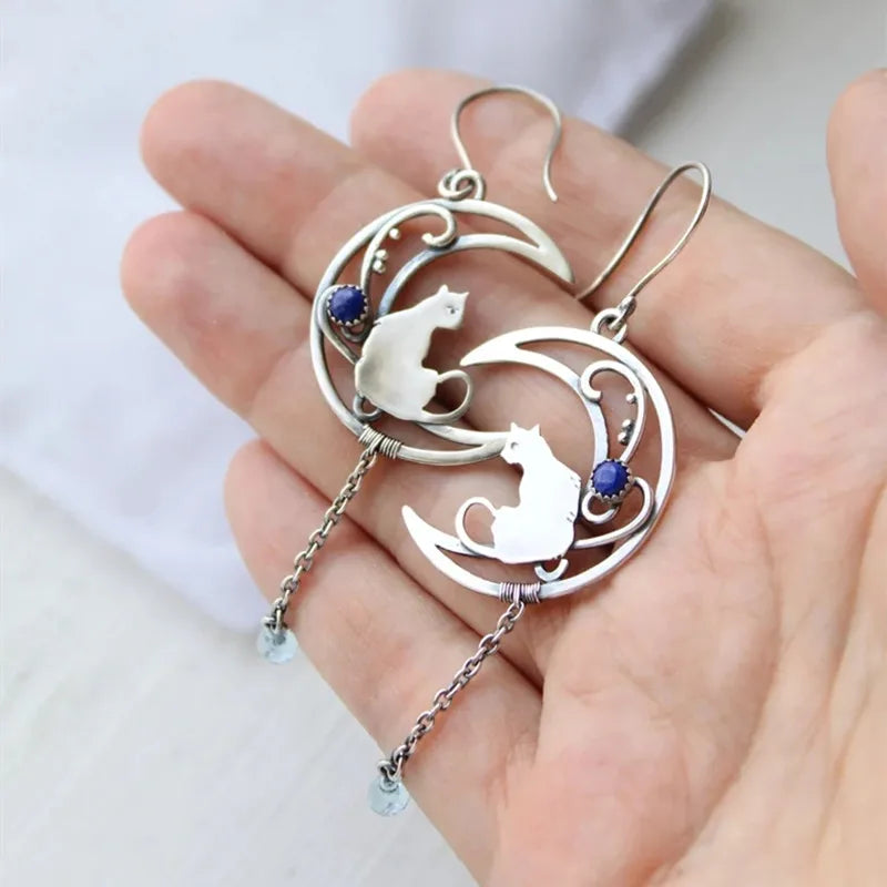 Månsken Kattörhängen – Vintage Halvmåne Design med Lapis Lazuli Ädelsten