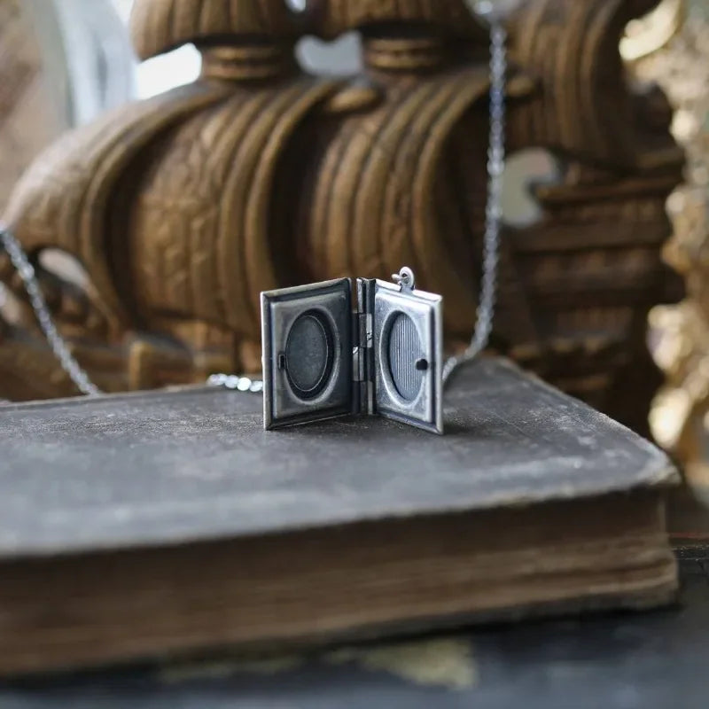 Vintage Kattbok Hänge Halsband – Rotande Sidesdesign