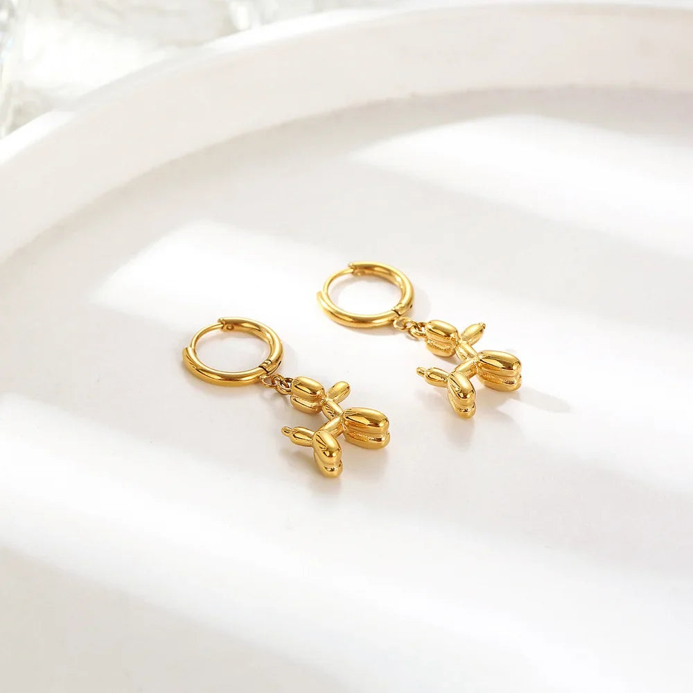 Guld Huggie Örhängen med Mini Ballonghund Charm