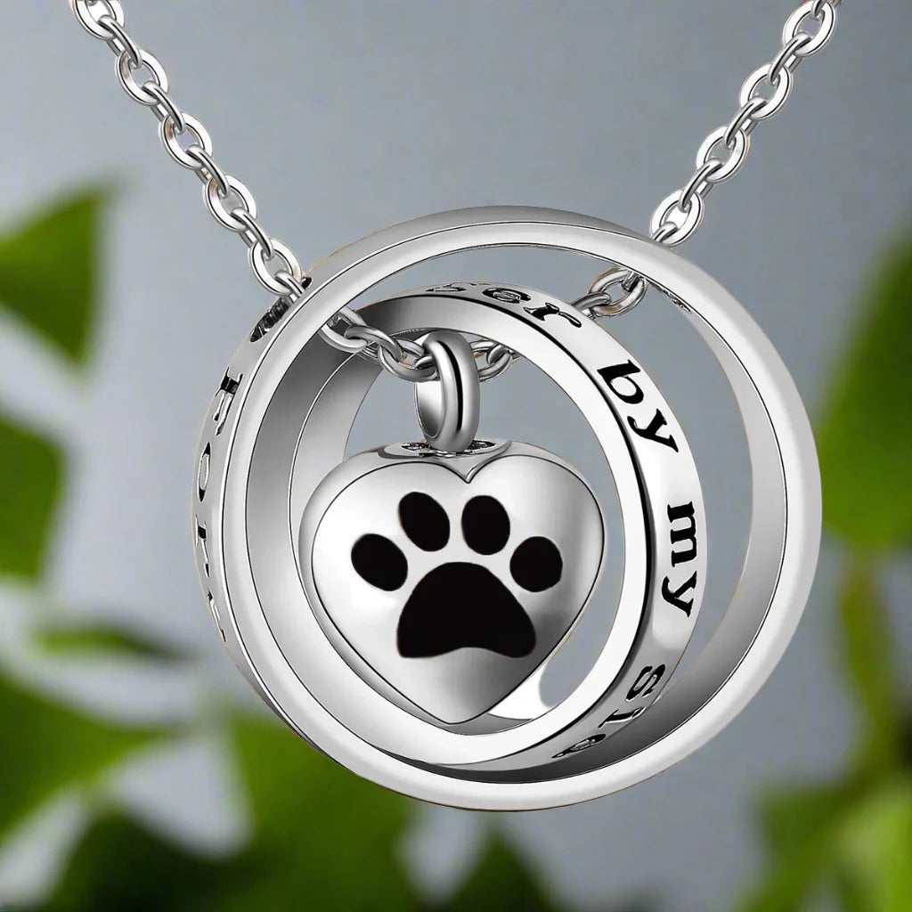 "Ej Längre Vid Min Sida, För Alltid I Mitt Hjärta" – Urn Hänge i Rostfritt Stål