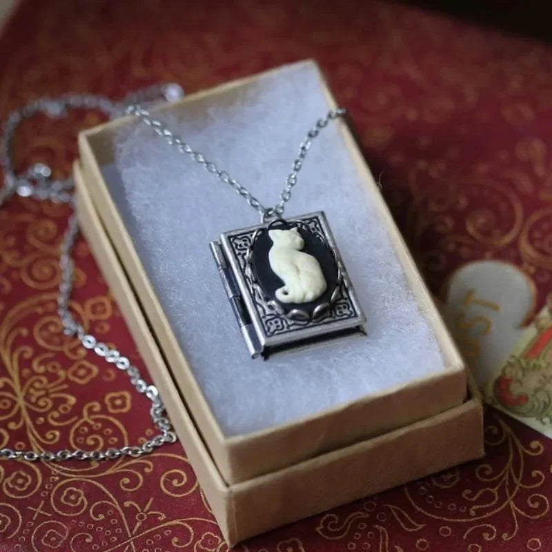 Vintage Kattbok Hänge Halsband – Rotande Sidesdesign