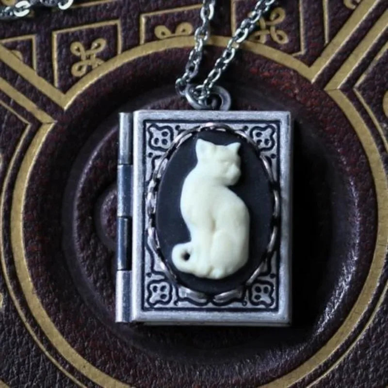 Vintage Kattbok Hänge Halsband – Rotande Sidesdesign