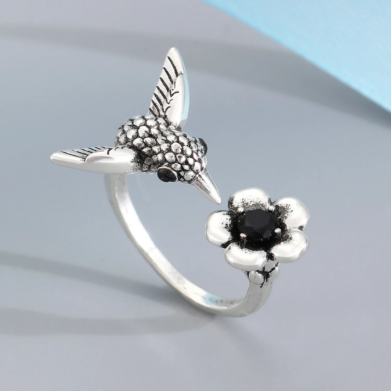 Ring med kolibri och blomma – justerbar öppen fågelring för dam