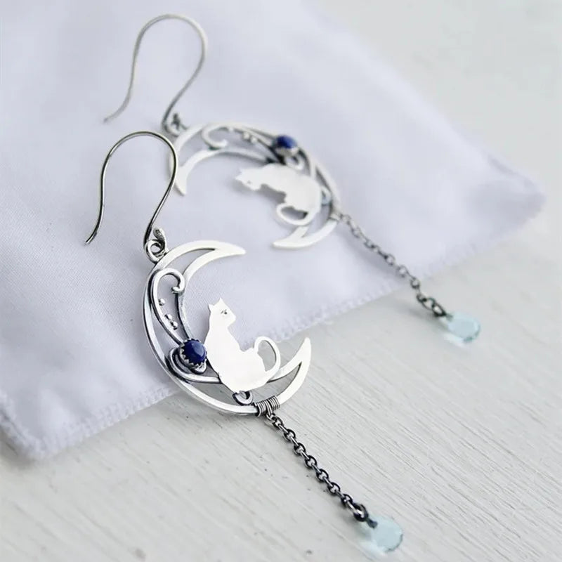 Månsken Kattörhängen – Vintage Halvmåne Design med Lapis Lazuli Ädelsten