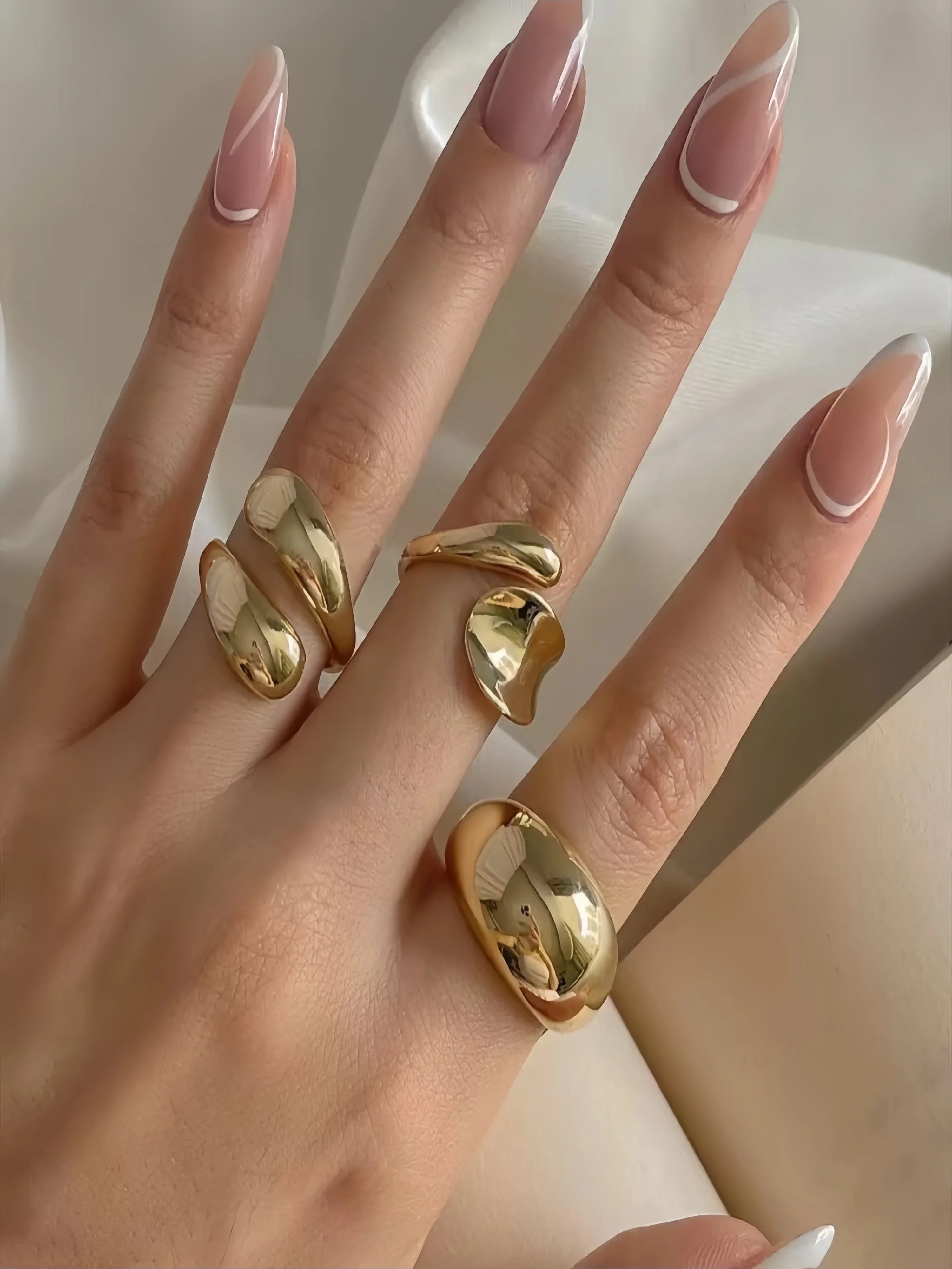 Ringkollektion med barockpärla och blomma