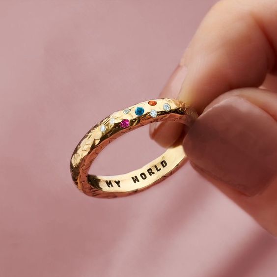Färgglad guldring i vintagestil
