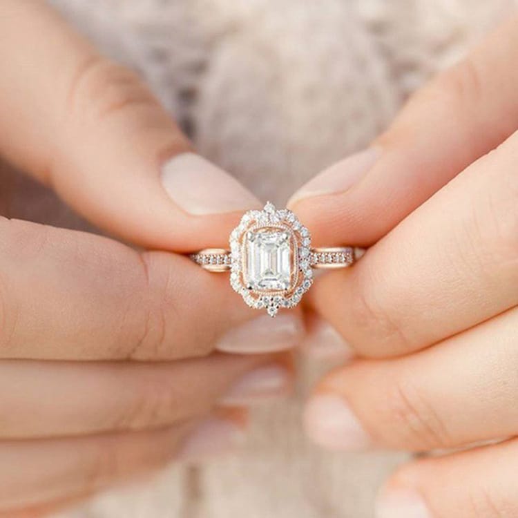 Ring med rektangulär halo och diamant