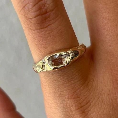Smidd guldring i vintagestil