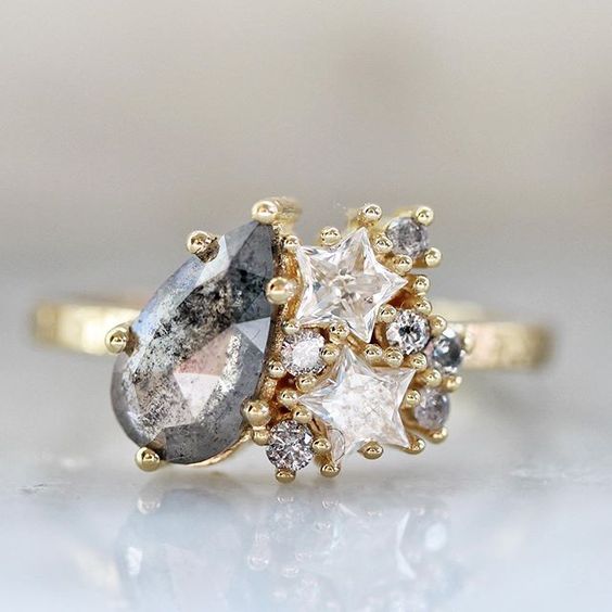 Guldring i vintagestil med vit och blå zirkonia