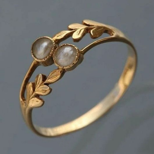 Guldring i vintagestil med dubbel månsten