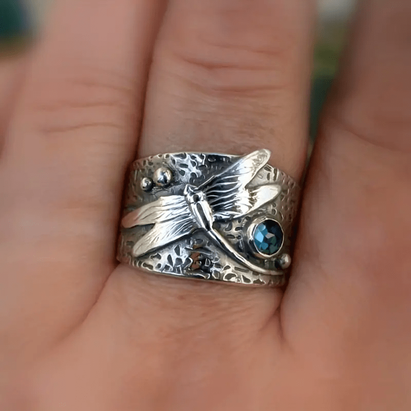 Silverring i vintagestil med trollslända i blå kristall