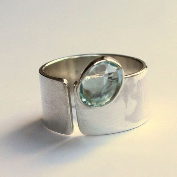 Silverring i vintagestil med infattad grön kristall