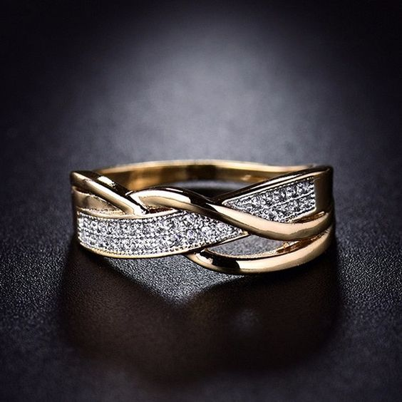 Guldring i vintagestil med flätning och zirkonia