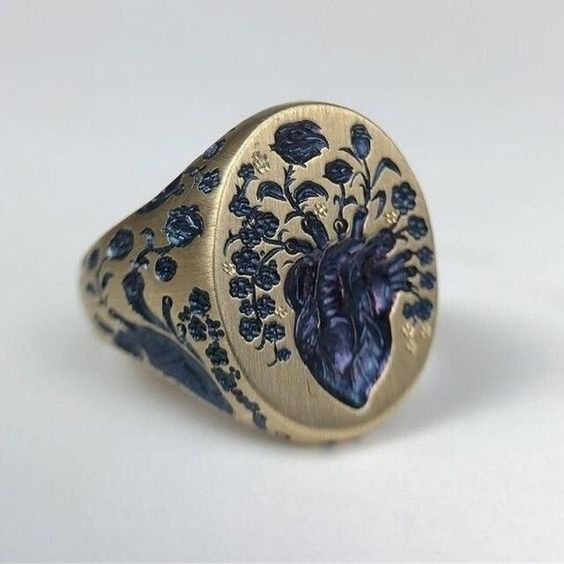 Guldring i vintagestil med blå blomma