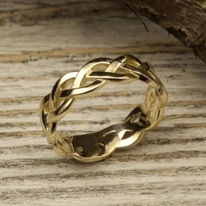 Flätad guldring i vintagestil