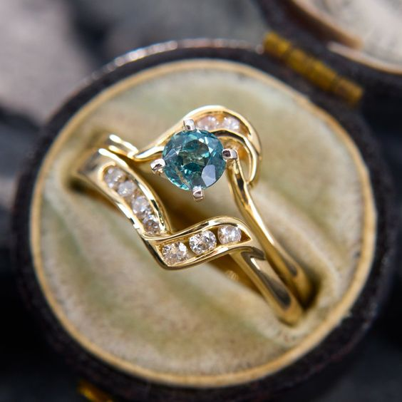 Guldring i vintagestil med turkos kristall